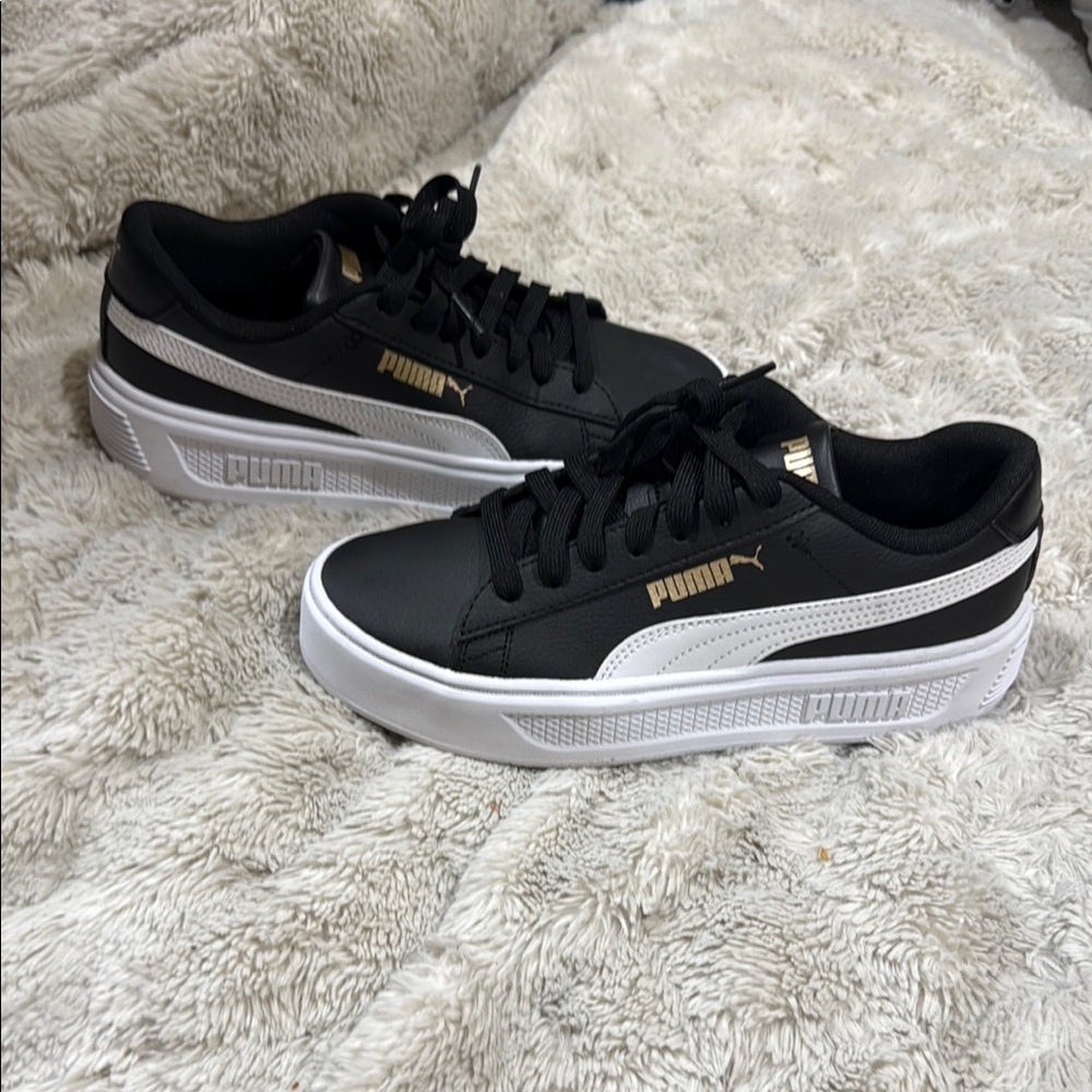 Puma Black and White Casual Shoes size 8 women’s